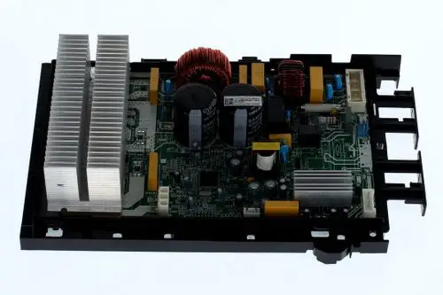 BOSCH Leiterplatte mit verschiedenen elektronischen Komponenten, Kühlkörper und farbigen Kondensatoren auf einer grünen Leiterplatine.